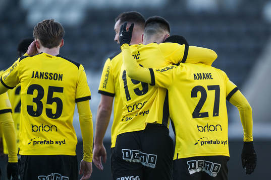 Häckens Srdjan Hrstic och Akoua Romeo Amane jublar