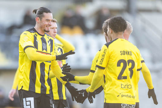 Häckens Amor Layouni jublar med lagkamrater