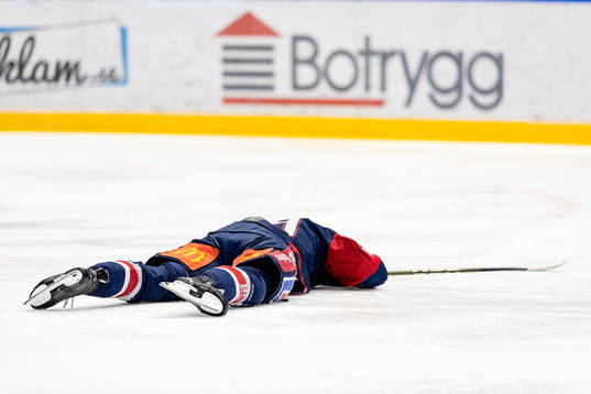 Linköpings Patrick Russell har ont