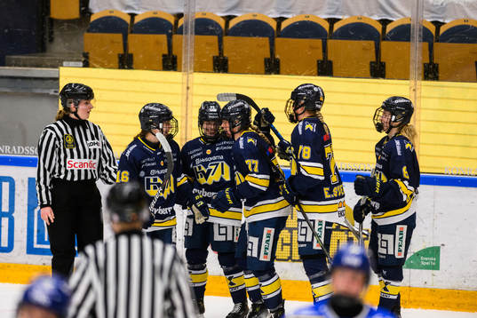 HV71s Kiira Yrjänen jublar