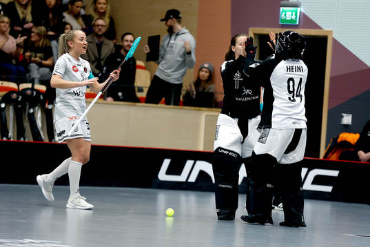 Pixbos målvakt Lara Heini räddar straff
