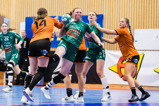 Skurus Alexandra Bjärrenholt utmanar