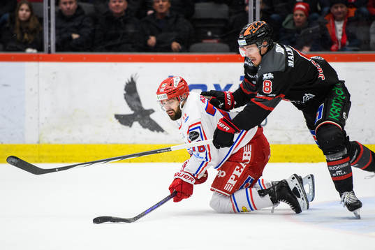 Timrås Robin Hanzl och Örebros Samuel Johannesson