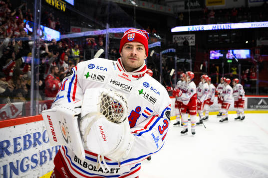 Timrås målvakt Tim Juel jublar