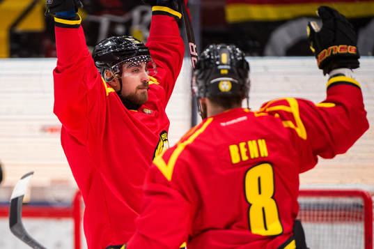 Brynäs Jack Kopacka och Jordie Benn jublar