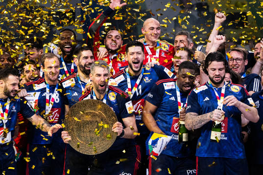 Luka Karabatic and players of France celebrate with the