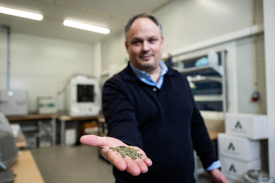 Peter Gummesson, VD Improve Tec Hönö, visar