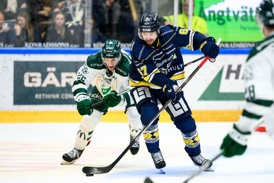 Färjestads Per Åslund och HV71s Oliwer Kaski