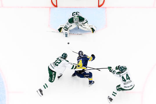 HV71s Oscar Fisker Molgaard mot Färjestads målvakt Maxime