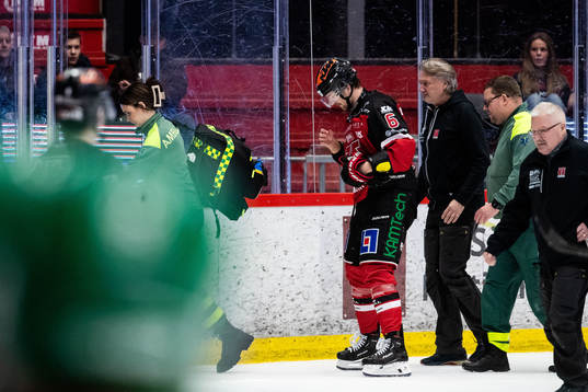 Örebros Filip Berglund lämnar isen skadad
