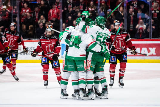 Rögles Axel Smeds jublar med lagkamrater