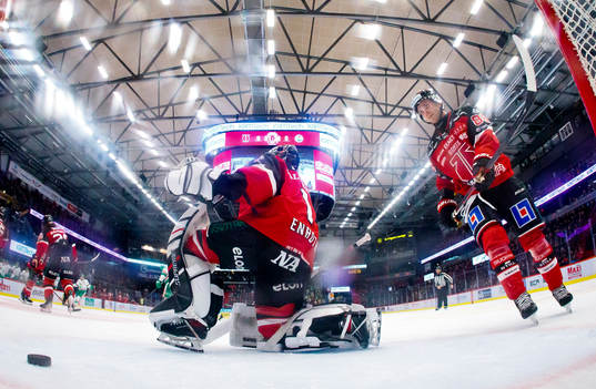 Örebros målvakt Jhonas Enroth och Mathias Bromé deppar