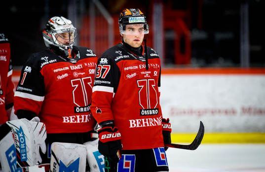 Örebros målvakt Jhonas Enroth och Glenn Gustafsson deppar