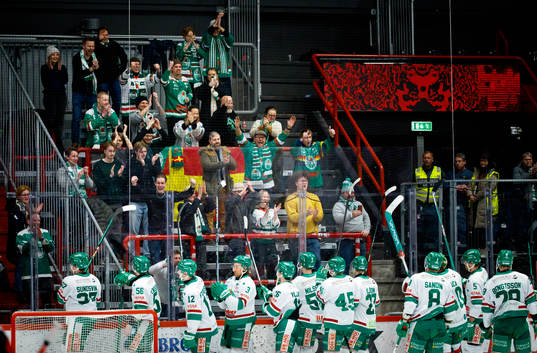 Röglesspelarna jublar med fansen