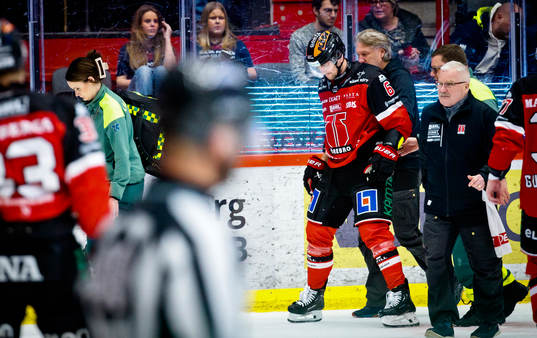 Örebros Filip Berglund lämnar skadad