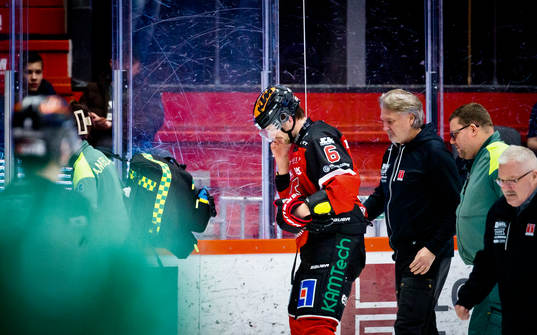 Örebros Filip Berglund lämnar skadad