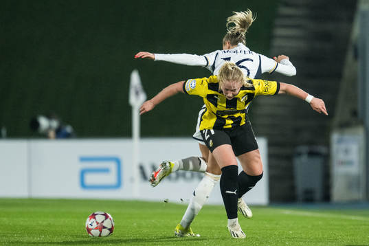 Johanna Fossdalsá Sørensen of Häcken and Caroline