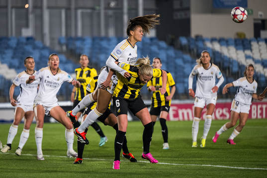 Kathellen of Real Madrid and Josefine Rybrink of Häcken