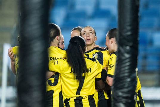Rusul Rosa Kafaji of Häcken celebrates with teammates