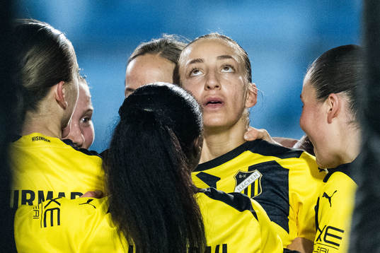 Rusul Rosa Kafaji of Häcken celebrates with teammates