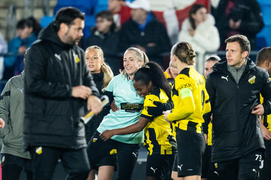goalkeeper Loes Geurts and Monica Jusu Bah of Häcken