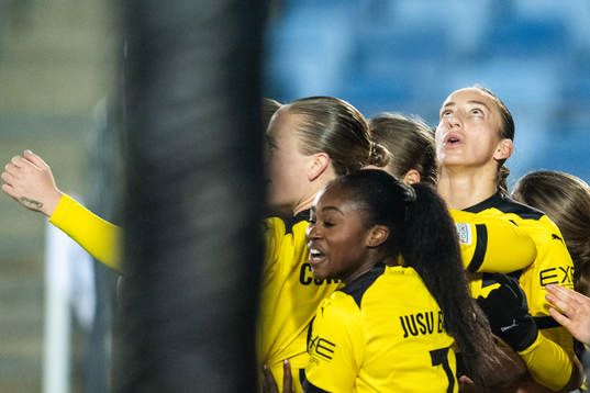 Rusul Rosa Kafaji of Häcken celebrates with team mates