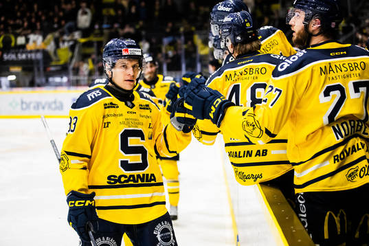 Södertäljes Filiph Engsund jublar