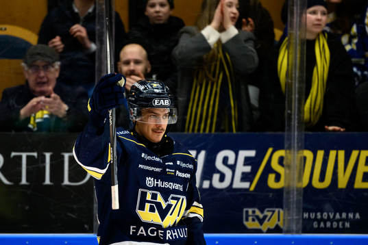 HV71s André Petersson jublar