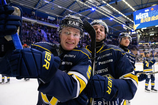 HV71s Victor Sjöholm och Nicholas Shore jublar