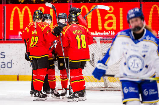 Brynäs Jenniina Nylund jublar med lagkamrater