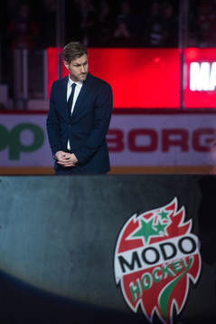 Markus Näslund hyllas innan ishockeymatchen i SHL mellan