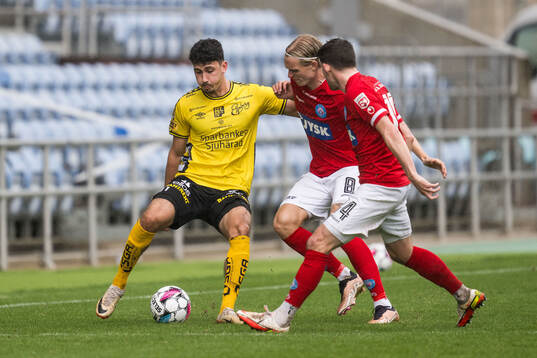 Dion Krasniqi of Elfsborg and Stefan Thordarson of Silkeborg