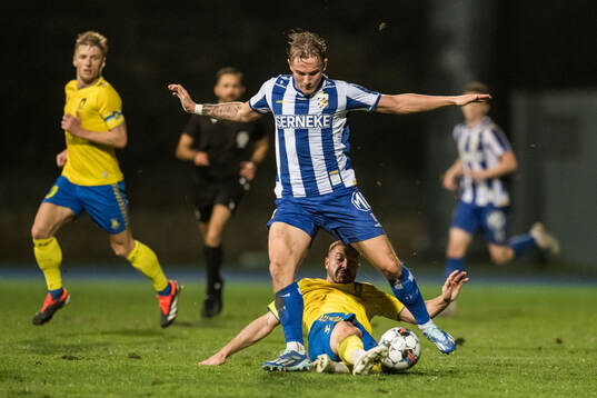Linus Carlstrand of IFK Göteborg and Josip Radosevic of
