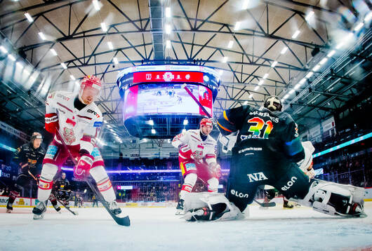 MoDos Riley Woods och Sam Vigneault och Örebros målvakt
