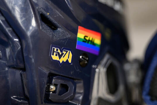 En hjälm med prideflaggan i HV71s omklädningsrum