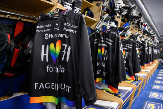 En matchtröja med pridemotiv i HV71s omklädningsrum