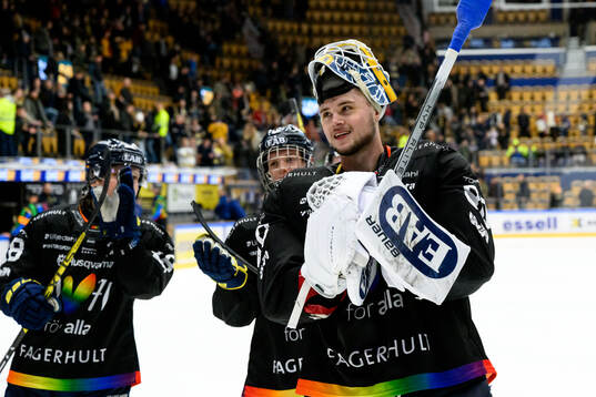 HV71s målvakt Frederik Dichow jublar