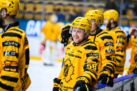 Skellefteås Oskar Nilsson  innan ishockeymatchen i SHL