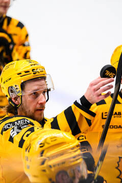 Skellefteås Jonathan Pudas jublar med puck
