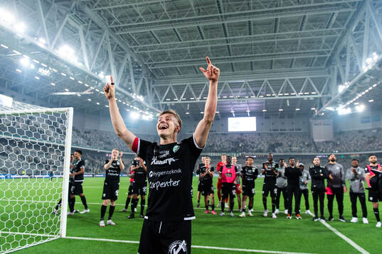 Västerås SKs Simon Gefvert jublar med lagkamrater