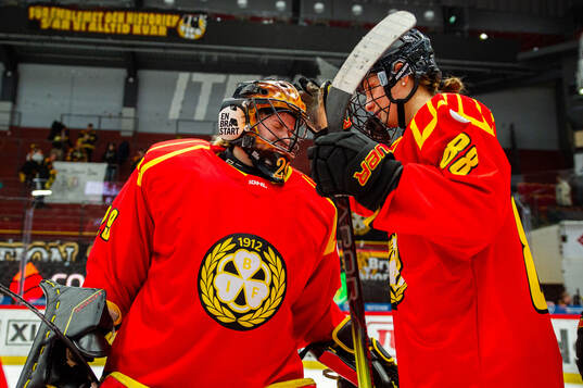 Brynäs målvakt Klara Peslarova och Stina Sandberg jublar