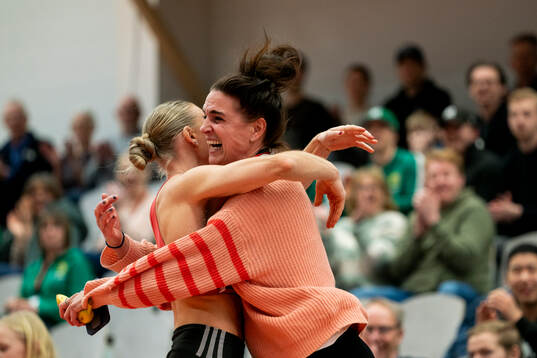 Lovisa Karlsson vinner SM- guld och jublar med sin tränare