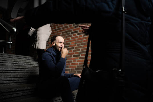 Personer passerar när Denzel Andersson