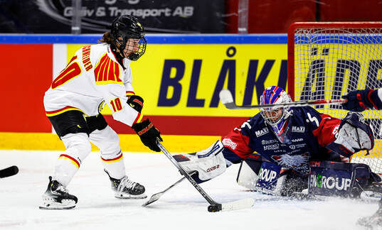 Brynäs Julia Östlund och Linköpings målvakt Ebba