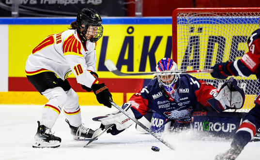 Brynäs Malia Schneider och Linköpings målvakt Ebba