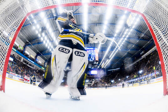 HV71s målvakt Joni Ortio deppar
