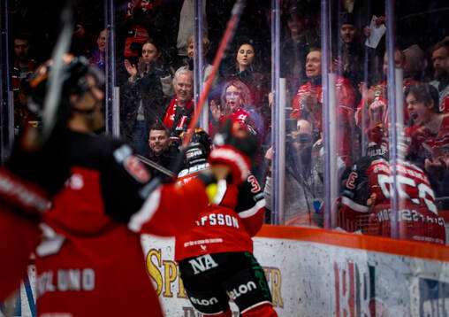 Örebros Glenn Gustafsson jublar framför fansen