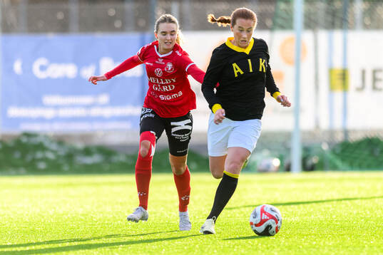 Trelleborgs Rio Strand och AIKs Ella Reidy