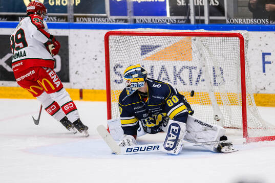 HV71s målvakt Frederik Dichow släpper in straff av