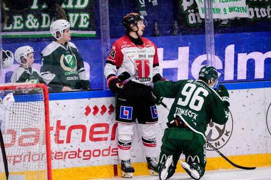 Örebros Hannes Björninen och Färjestads David Tomasek